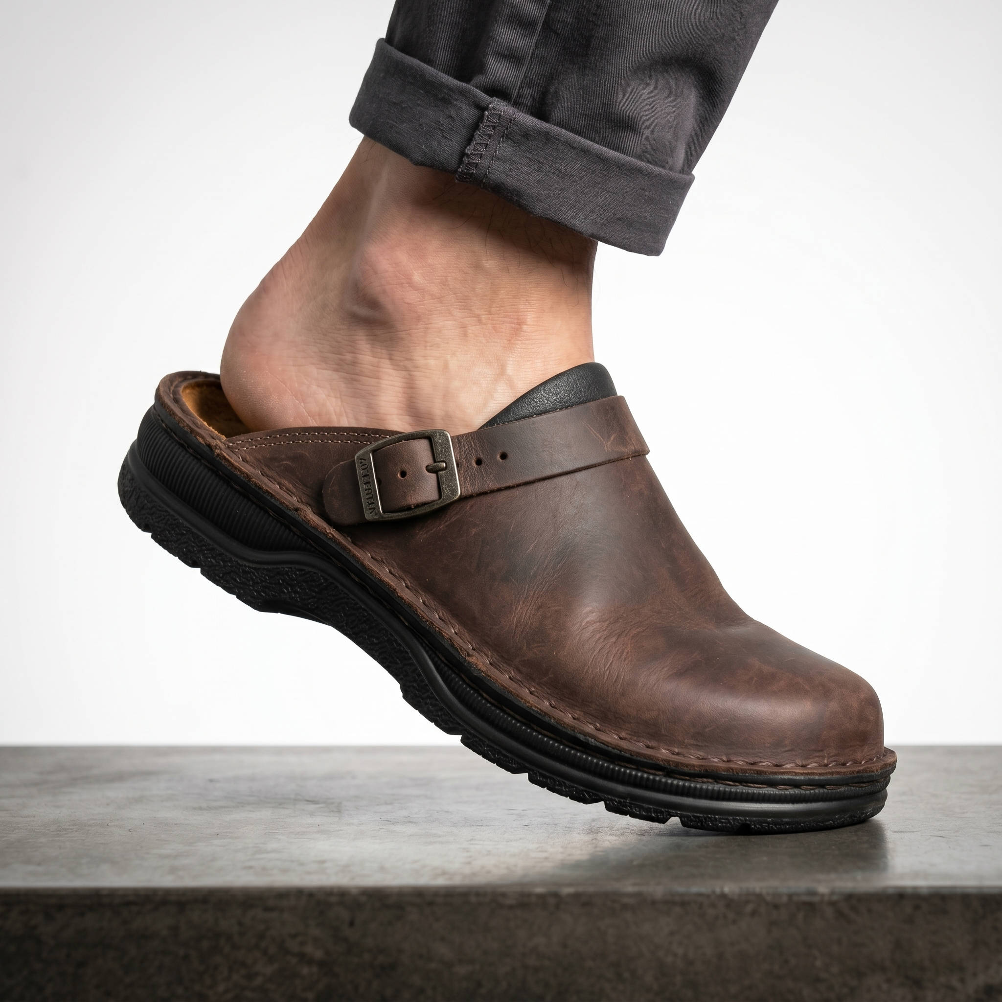 Bergamo – Unisex Nursing Clogs with All-Day Cushioning